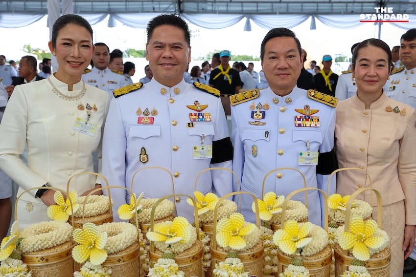 นายกรัฐมนตรีและคณะรัฐมนตรีทำบุญตักบาตรพระสงฆ์ ณ ท้องสนามหลวง เนื่องในวันเฉลิมพระชนมพรรษาพระบาทสมเด็จพระเจ้าอยู่หัว 10