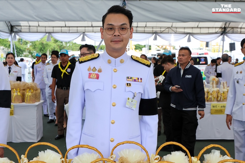 นายกรัฐมนตรีและคณะรัฐมนตรีทำบุญตักบาตรพระสงฆ์ ณ ท้องสนามหลวง เนื่องในวันเฉลิมพระชนมพรรษาพระบาทสมเด็จพระเจ้าอยู่หัว 11