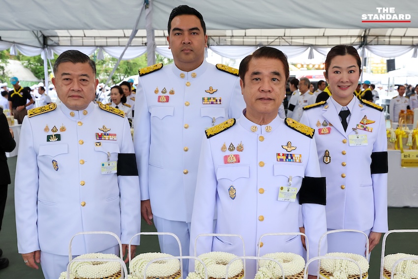 นายกรัฐมนตรีและคณะรัฐมนตรีทำบุญตักบาตรพระสงฆ์ ณ ท้องสนามหลวง เนื่องในวันเฉลิมพระชนมพรรษาพระบาทสมเด็จพระเจ้าอยู่หัว 12
