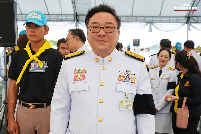 นายกรัฐมนตรีและคณะรัฐมนตรีทำบุญตักบาตรพระสงฆ์ ณ ท้องสนามหลวง เนื่องในวันเฉลิมพระชนมพรรษาพระบาทสมเด็จพระเจ้าอยู่หัว 13