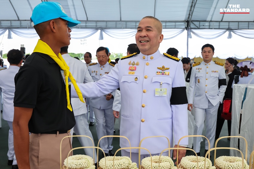 นายกรัฐมนตรีและคณะรัฐมนตรีทำบุญตักบาตรพระสงฆ์ ณ ท้องสนามหลวง เนื่องในวันเฉลิมพระชนมพรรษาพระบาทสมเด็จพระเจ้าอยู่หัว 14