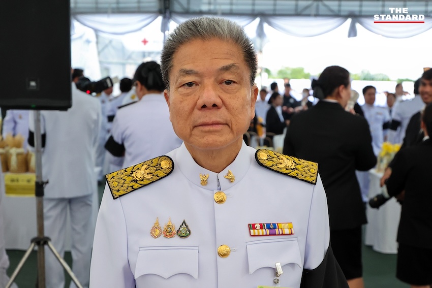 นายกรัฐมนตรีและคณะรัฐมนตรีทำบุญตักบาตรพระสงฆ์ ณ ท้องสนามหลวง เนื่องในวันเฉลิมพระชนมพรรษาพระบาทสมเด็จพระเจ้าอยู่หัว 15