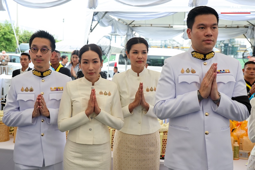 นายกรัฐมนตรีและคณะรัฐมนตรีทำบุญตักบาตรพระสงฆ์ ณ ท้องสนามหลวง เนื่องในวันเฉลิมพระชนมพรรษาพระบาทสมเด็จพระเจ้าอยู่หัว 16