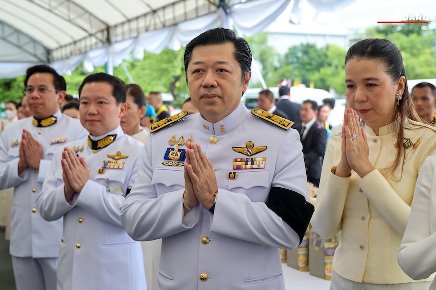 นายกรัฐมนตรีและคณะรัฐมนตรีทำบุญตักบาตรพระสงฆ์ ณ ท้องสนามหลวง เนื่องในวันเฉลิมพระชนมพรรษาพระบาทสมเด็จพระเจ้าอยู่หัว 17