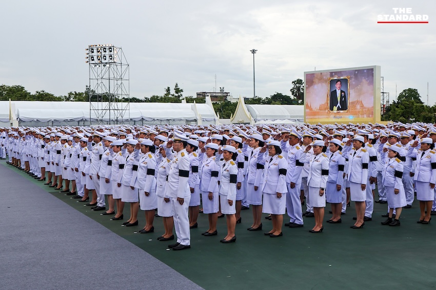 นายกรัฐมนตรีและคณะรัฐมนตรีทำบุญตักบาตรพระสงฆ์ ณ ท้องสนามหลวง เนื่องในวันเฉลิมพระชนมพรรษาพระบาทสมเด็จพระเจ้าอยู่หัว 18