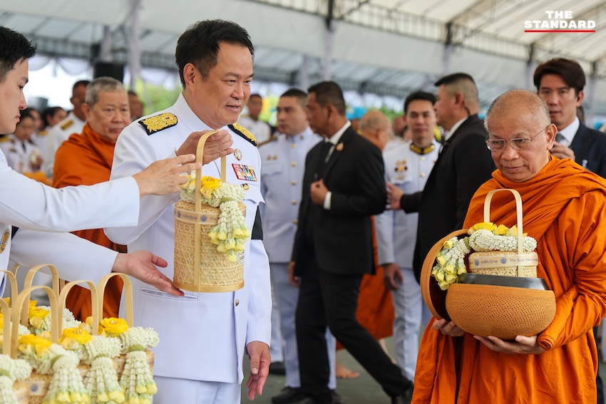 นายกรัฐมนตรีและคณะรัฐมนตรีทำบุญตักบาตรพระสงฆ์ ณ ท้องสนามหลวง เนื่องในวันเฉลิมพระชนมพรรษาพระบาทสมเด็จพระเจ้าอยู่หัว 2