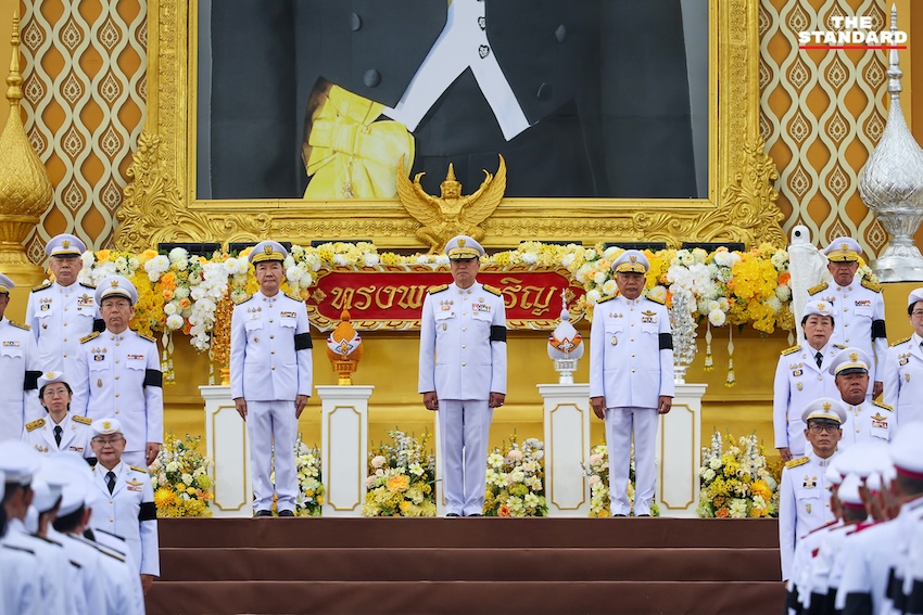 นายกรัฐมนตรีและคณะรัฐมนตรีทำบุญตักบาตรพระสงฆ์ ณ ท้องสนามหลวง เนื่องในวันเฉลิมพระชนมพรรษาพระบาทสมเด็จพระเจ้าอยู่หัว 3