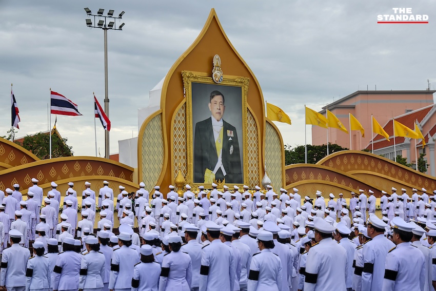 นายกรัฐมนตรีและคณะรัฐมนตรีทำบุญตักบาตรพระสงฆ์ ณ ท้องสนามหลวง เนื่องในวันเฉลิมพระชนมพรรษาพระบาทสมเด็จพระเจ้าอยู่หัว 4