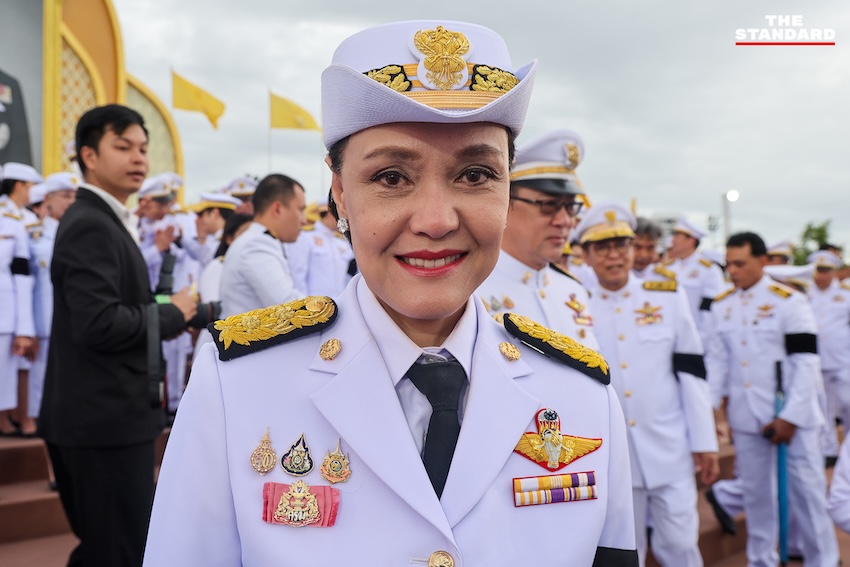 นายกรัฐมนตรีและคณะรัฐมนตรีทำบุญตักบาตรพระสงฆ์ ณ ท้องสนามหลวง เนื่องในวันเฉลิมพระชนมพรรษาพระบาทสมเด็จพระเจ้าอยู่หัว 5