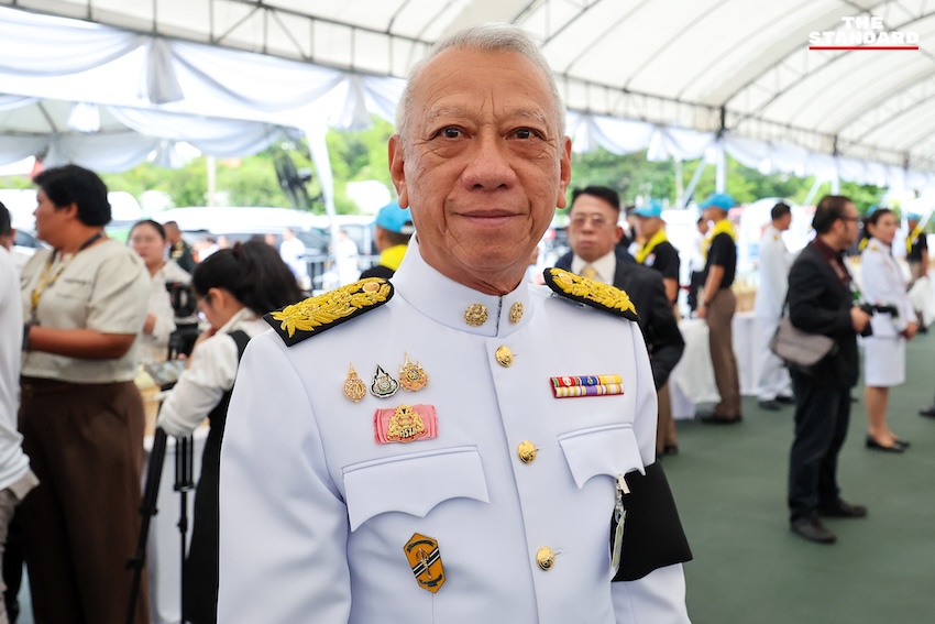 นายกรัฐมนตรีและคณะรัฐมนตรีทำบุญตักบาตรพระสงฆ์ ณ ท้องสนามหลวง เนื่องในวันเฉลิมพระชนมพรรษาพระบาทสมเด็จพระเจ้าอยู่หัว 6