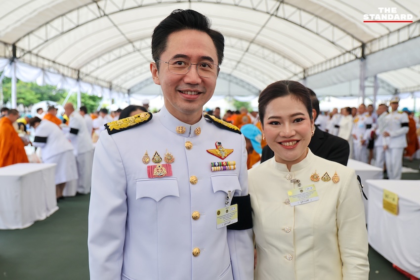 นายกรัฐมนตรีและคณะรัฐมนตรีทำบุญตักบาตรพระสงฆ์ ณ ท้องสนามหลวง เนื่องในวันเฉลิมพระชนมพรรษาพระบาทสมเด็จพระเจ้าอยู่หัว 7