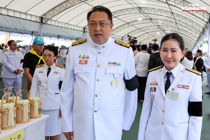 นายกรัฐมนตรีและคณะรัฐมนตรีทำบุญตักบาตรพระสงฆ์ ณ ท้องสนามหลวง เนื่องในวันเฉลิมพระชนมพรรษาพระบาทสมเด็จพระเจ้าอยู่หัว 8
