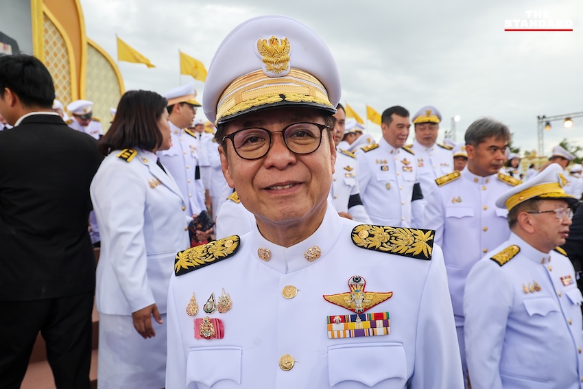 นายกรัฐมนตรีและคณะรัฐมนตรีทำบุญตักบาตรพระสงฆ์ ณ ท้องสนามหลวง เนื่องในวันเฉลิมพระชนมพรรษาพระบาทสมเด็จพระเจ้าอยู่หัว 9