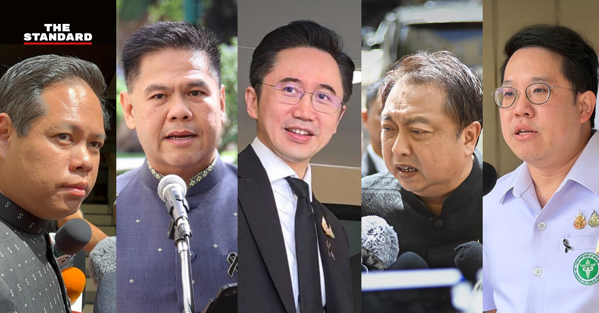 นายกรัฐมนตรีเดินพร้อมคณะรัฐมนตรีที่ทำเนียบรัฐบาลก่อนการประชุม