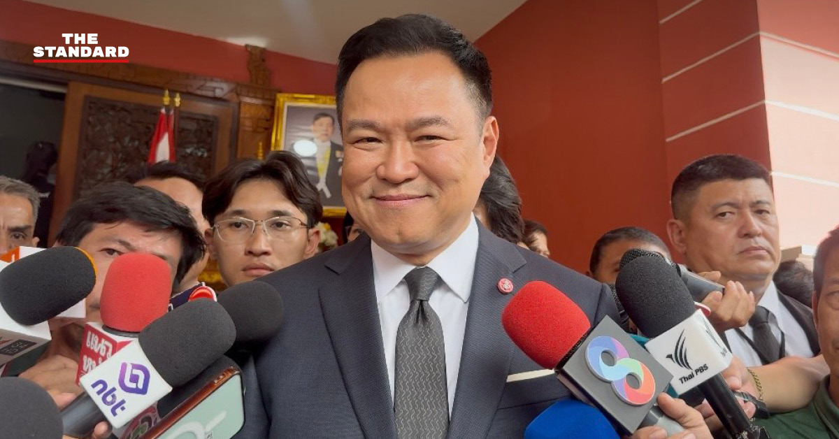 อนุทิน ชาญวีรกูล นายกรัฐมนตรีและรัฐมนตรีว่าการกระทรวงมหาดไทย ให้สัมภาษณ์สื่อมวลชน