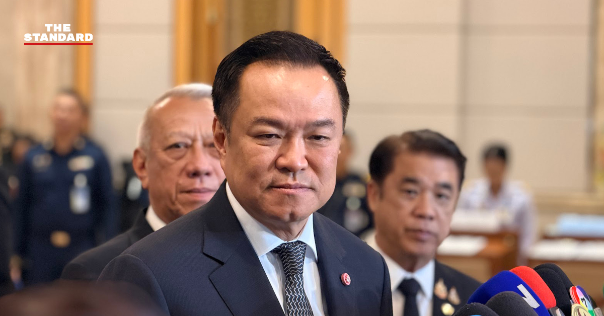 ภาพอนุทิน ชาญวีรกูล นายกรัฐมนตรี ให้สัมภาษณ์สื่อมวลชน