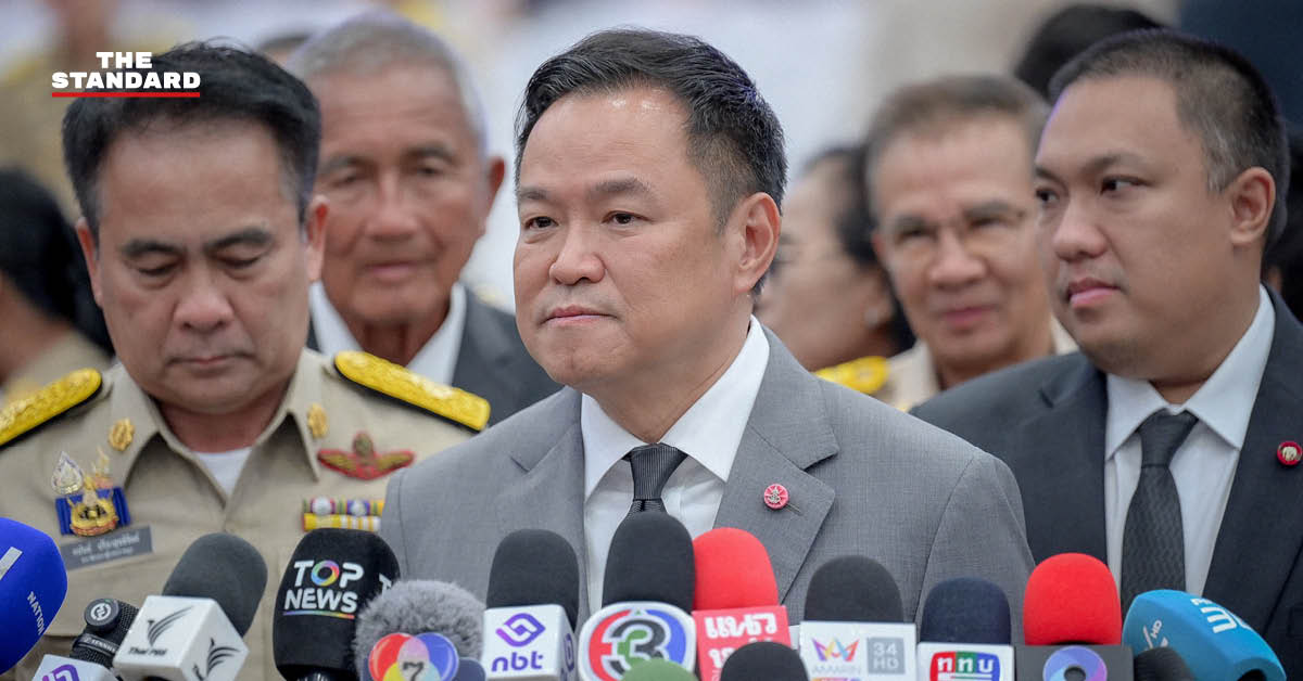 อนุทิน ชาญวีรกูล นายกรัฐมนตรี ให้สัมภาษณ์สื่อมวลชน