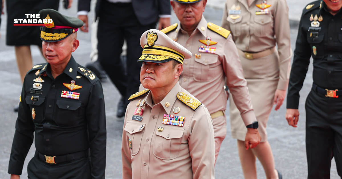 นายกรัฐมนตรีและผู้บัญชาการทหารสูงสุดพร้อมคณะหารือกันในห้องประชุม