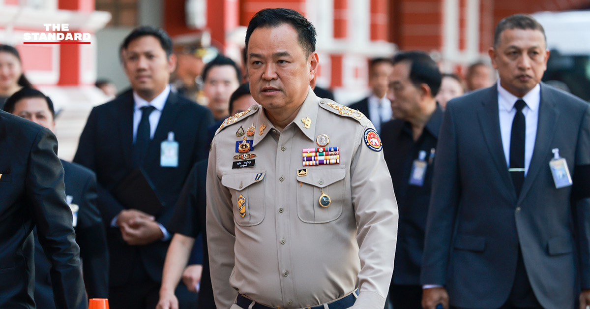 อนุทิน ชาญวีรกูล นายกรัฐมนตรี ให้สัมภาษณ์สื่อมวลชน