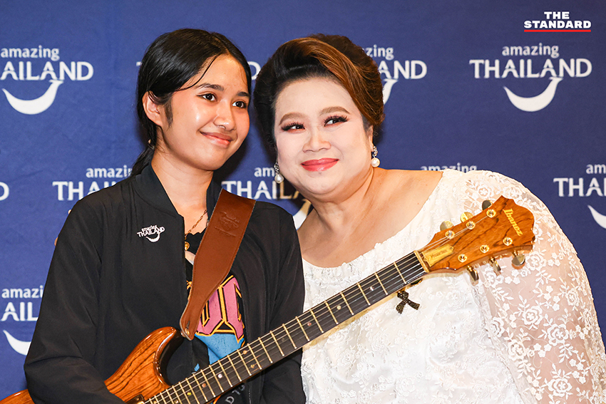นายกรัฐมนตรีและคณะรัฐมนตรีถ่ายภาพร่วมกับเนเน่ รอยัล พร้อมทำสัญลักษณ์มือร็อก 10