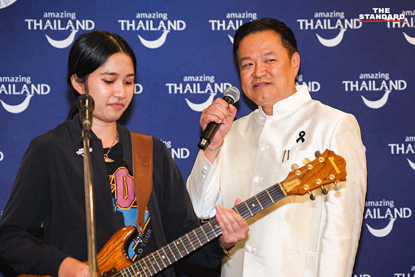 นายกรัฐมนตรีและคณะรัฐมนตรีถ่ายภาพร่วมกับเนเน่ รอยัล พร้อมทำสัญลักษณ์มือร็อก 6