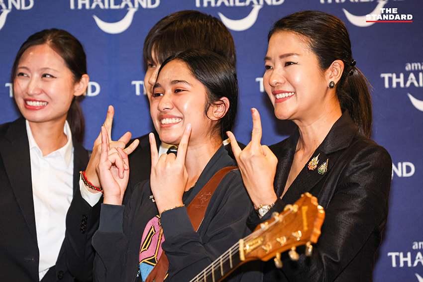 นายกรัฐมนตรีและคณะรัฐมนตรีถ่ายภาพร่วมกับเนเน่ รอยัล พร้อมทำสัญลักษณ์มือร็อก 9