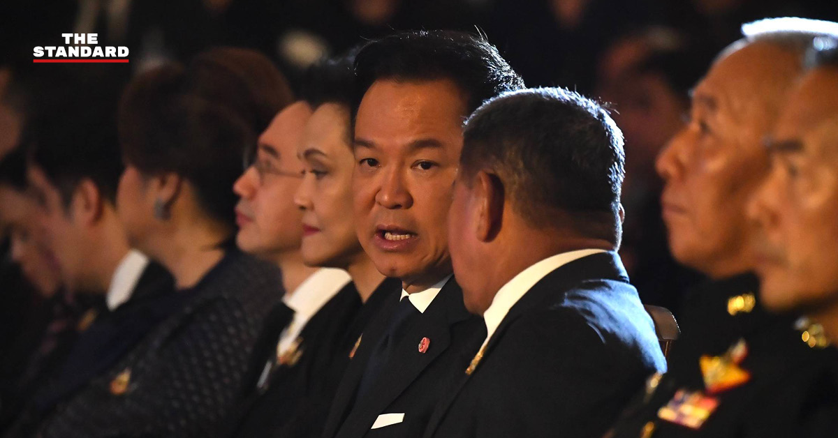อนุทิน ชาญวีรกูล นายกรัฐมนตรีและรัฐมนตรีว่าการกระทรวงมหาดไทย กำลังให้สัมภาษณ์สื่อมวลชน