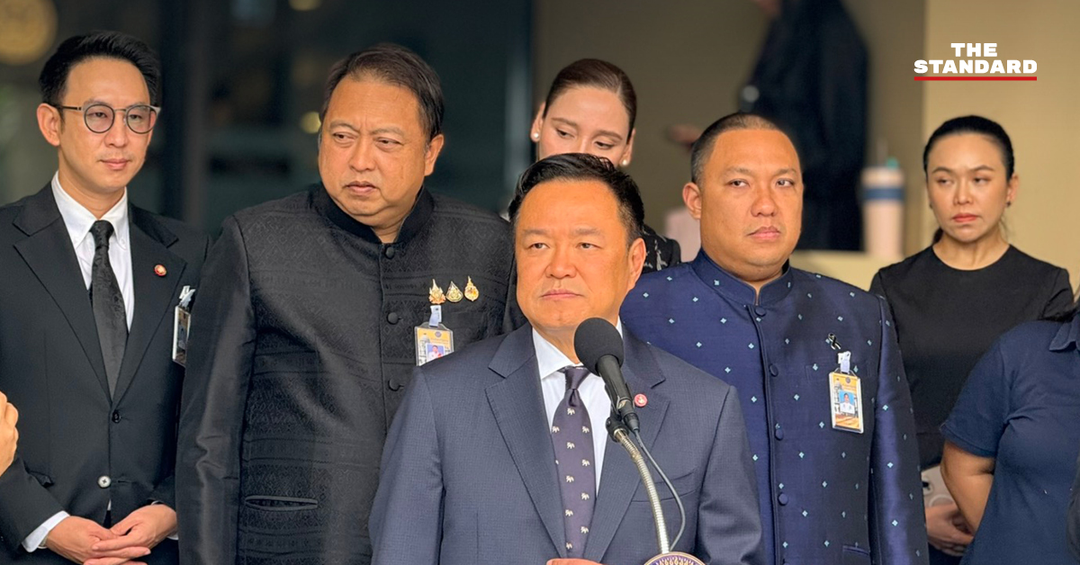 นายอนุทิน ชาญวีรกูล นายกรัฐมนตรีและรัฐมนตรีว่าการกระทรวงมหาดไทย กำลังให้สัมภาษณ์สื่อมวลชนที่ทำเนียบรัฐบาล
