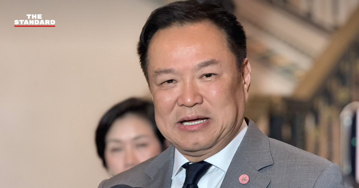 อนุทิน ชาญวีรกูล นายกรัฐมนตรีและรัฐมนตรีว่าการกระทรวงมหาดไทย แถลงข่าวที่ทำเนียบรัฐบาล
