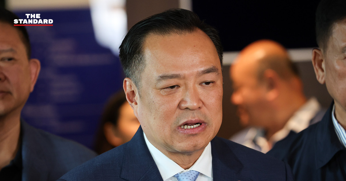 ภาพอนุทิน ชาญวีรกูล นายกรัฐมนตรี ให้สัมภาษณ์สื่อมวลชน