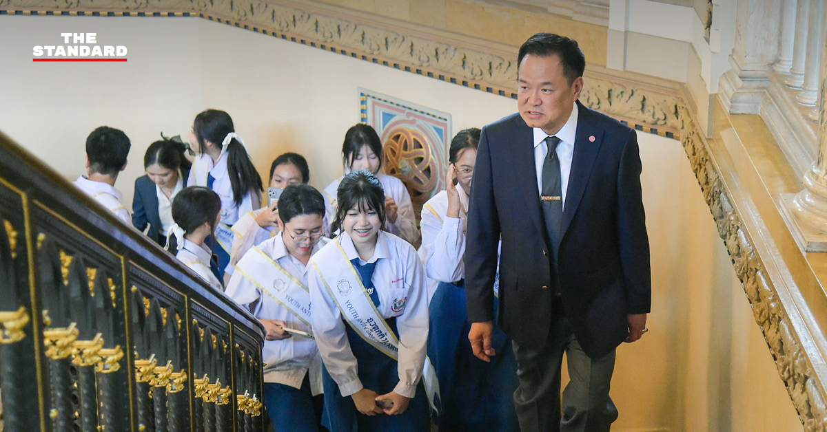 นายกรัฐมนตรีอนุทิน ชาญวีรกูล ถ่ายภาพร่วมกับคณะยุวทูตต้านทุจริตต้นแบบที่ทำเนียบรัฐบาล
