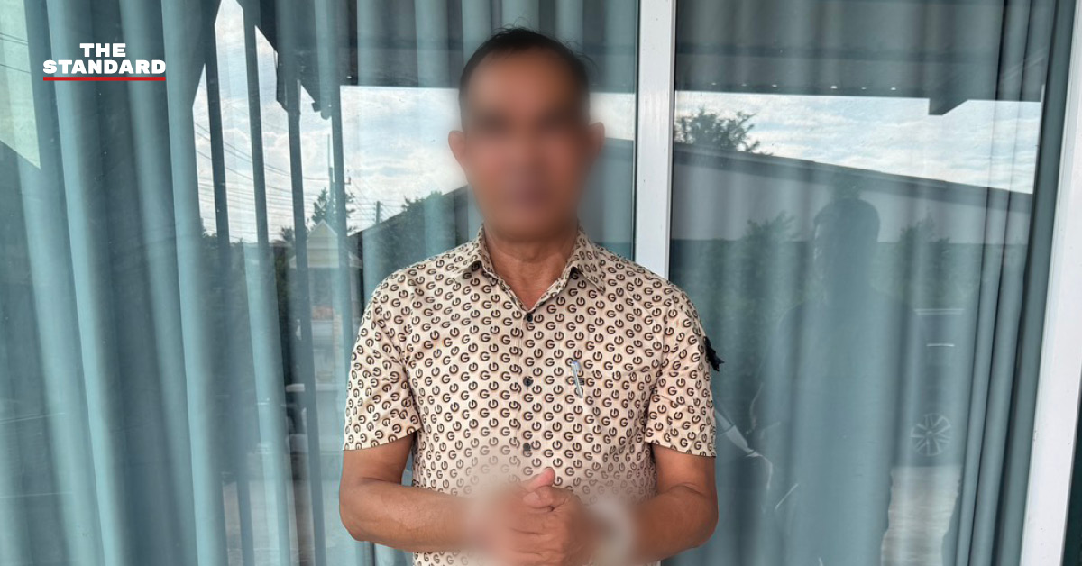 ภาพเจ้าหน้าที่ตำรวจควบคุมตัวผู้ต้องหาซึ่งถูกใส่กุญแจมือ โดยมีการเบลอใบหน้า