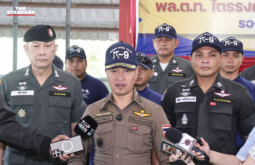 สุนัขตำรวจ K9 กำลังฝึกดมกลิ่นค้นหาระเบิดและยาเสพติด โดยมีครูฝึกดูแลอย่างใกล้ชิด 6