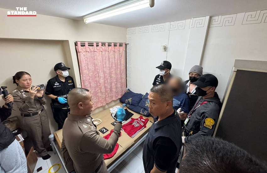 ภาพเจ้าหน้าที่ตำรวจเข้าตรวจค้นห้องพักของชายเสื้อฮู้ด ผู้ต้องหาคดีลอบขนยาเสพติด 4