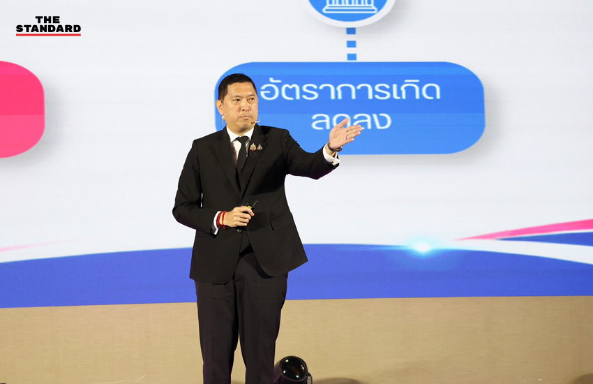 ภาพรัฐมนตรี พม. เปิดตัวระบบ พม. CARE พร้อมเจ้าหน้าที่ 2