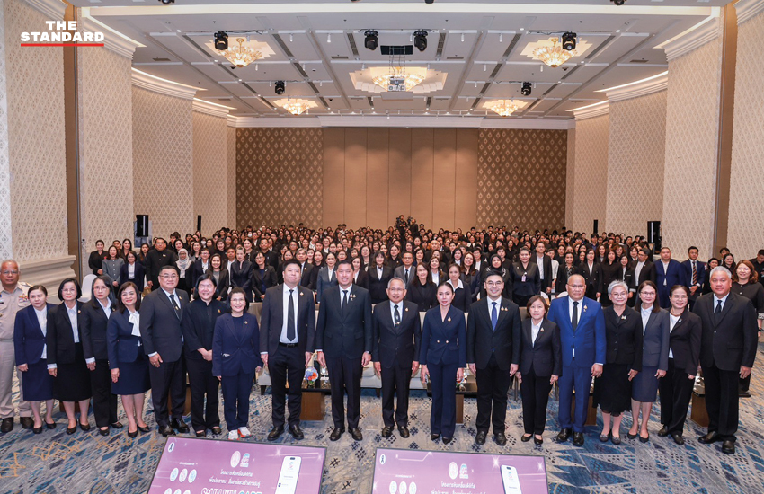ภาพรัฐมนตรี พม. เปิดตัวระบบ พม. CARE พร้อมเจ้าหน้าที่ 5