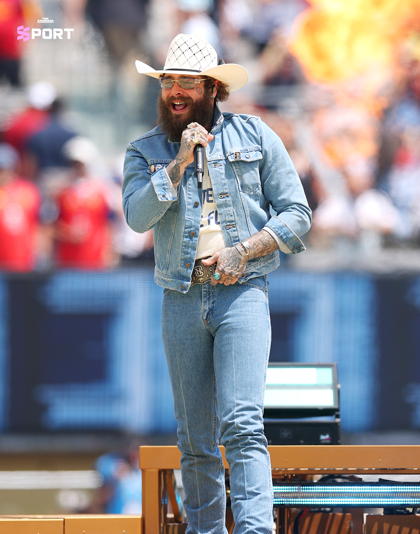 Post Malone กำลังแสดงบนเวทีในพิธีปิดฟุตบอลโลก 2026 3