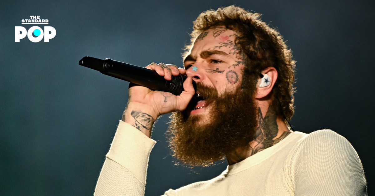 Post Malone กำลังแสดงดนตรีบนเวที