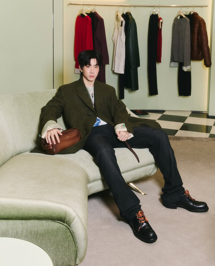 ภาพนางแบบสวมชุดจากคอลเล็กชัน PRADA FALL/WINTER 2026 ที่เน้นการลดทอนโครงสร้าง 1