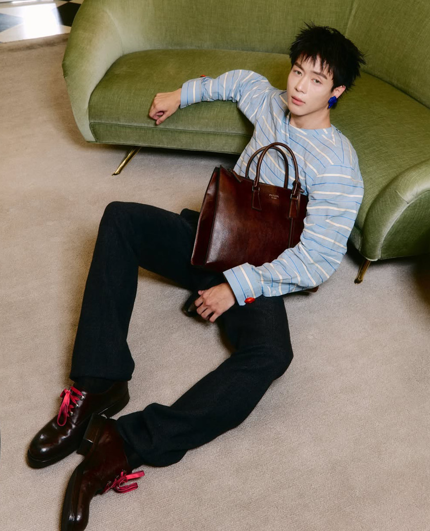 ภาพนางแบบสวมชุดจากคอลเล็กชัน PRADA FALL/WINTER 2026 ที่เน้นการลดทอนโครงสร้าง 3