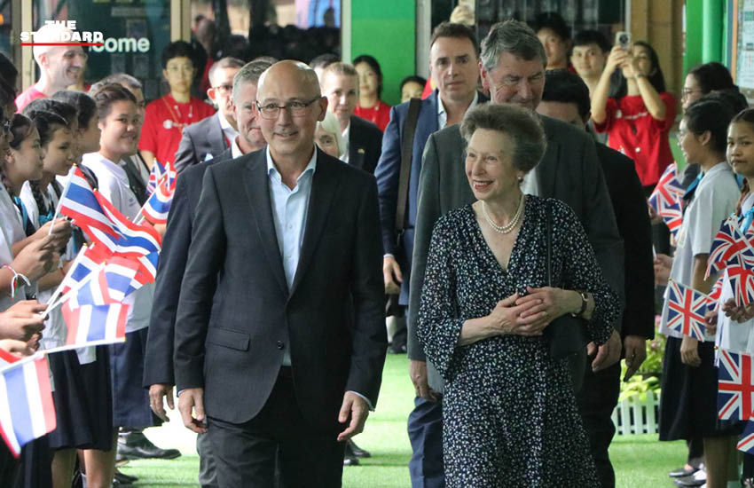 เจ้าหญิงแอนน์แห่งสหราชอาณาจักร ทรงร่วมกิจกรรมฟุตบอล ‘Play for Change’ กับเด็กๆ ที่คลองเตย 5