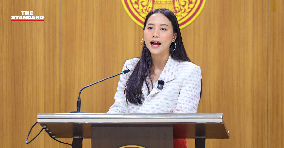 รักชนก ศรีนอก สส. พรรคประชาชน แถลงข่าวเรียกร้องให้สำนักงานประกันสังคมแก้ปัญหาระบบลงทะเบียนเลือกบอร์ด