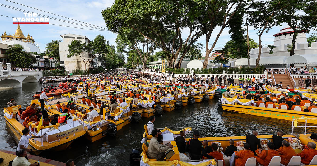 ภาพพระสงฆ์ 225 รูป กำลังรับบิณฑบาตทางเรือในคลองรอบเกาะรัตนโกสินทร์