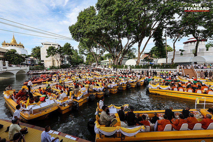 ภาพพระสงฆ์ 225 รูป กำลังรับบิณฑบาตทางเรือในคลองรอบเกาะรัตนโกสินทร์ 1