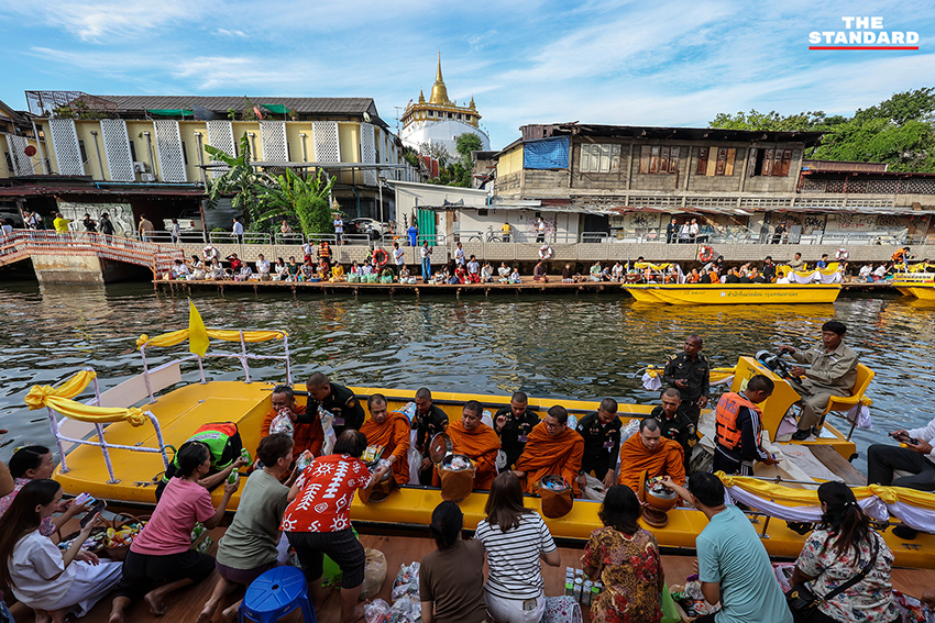 ภาพพระสงฆ์ 225 รูป กำลังรับบิณฑบาตทางเรือในคลองรอบเกาะรัตนโกสินทร์ 10