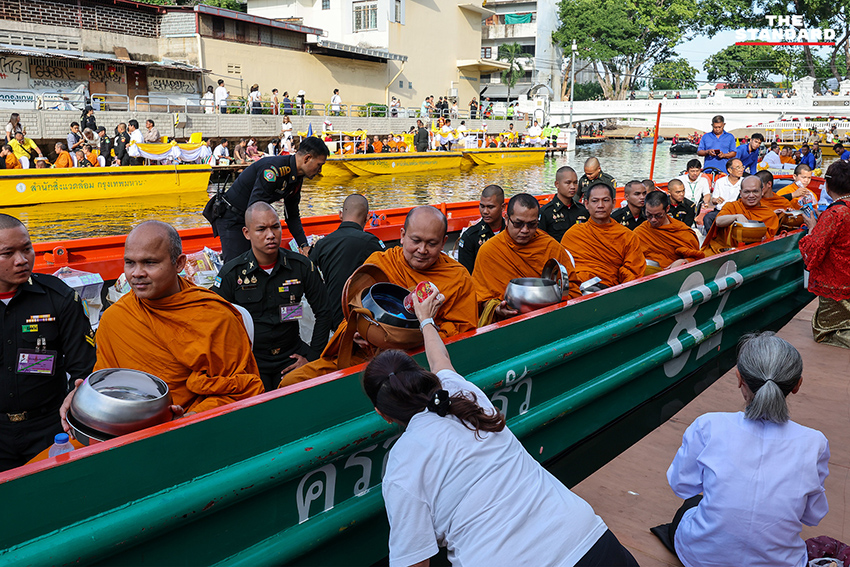 ภาพพระสงฆ์ 225 รูป กำลังรับบิณฑบาตทางเรือในคลองรอบเกาะรัตนโกสินทร์ 11