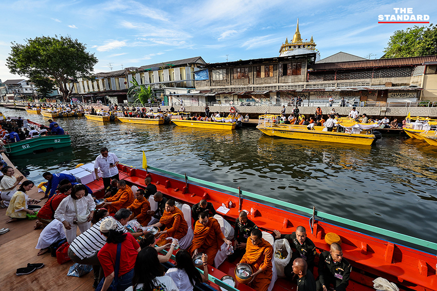 ภาพพระสงฆ์ 225 รูป กำลังรับบิณฑบาตทางเรือในคลองรอบเกาะรัตนโกสินทร์ 12