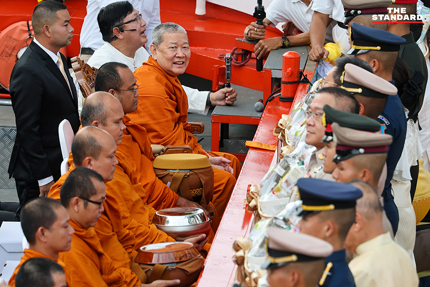 ภาพพระสงฆ์ 225 รูป กำลังรับบิณฑบาตทางเรือในคลองรอบเกาะรัตนโกสินทร์ 2