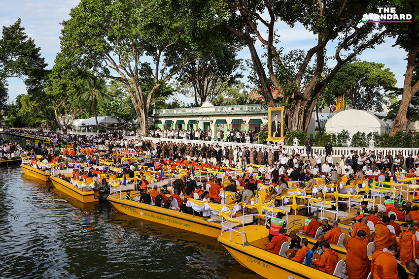 ภาพพระสงฆ์ 225 รูป กำลังรับบิณฑบาตทางเรือในคลองรอบเกาะรัตนโกสินทร์ 3