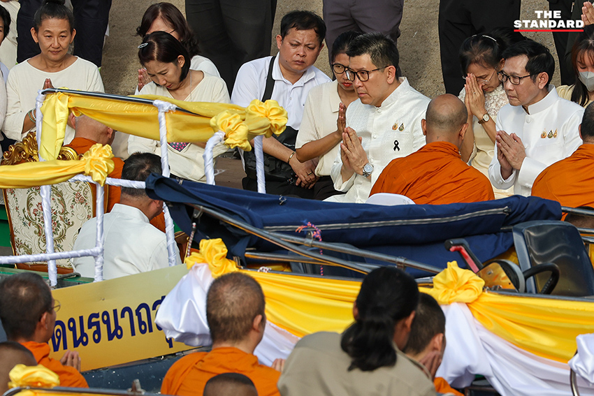 ภาพพระสงฆ์ 225 รูป กำลังรับบิณฑบาตทางเรือในคลองรอบเกาะรัตนโกสินทร์ 4